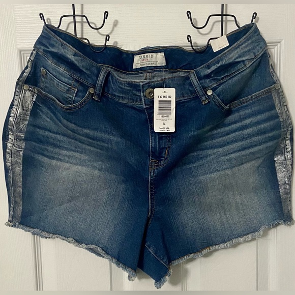 torrid Pants - NWT - Torrid - Davenport Metallic Striped Shorts - 3.5” - Size 18